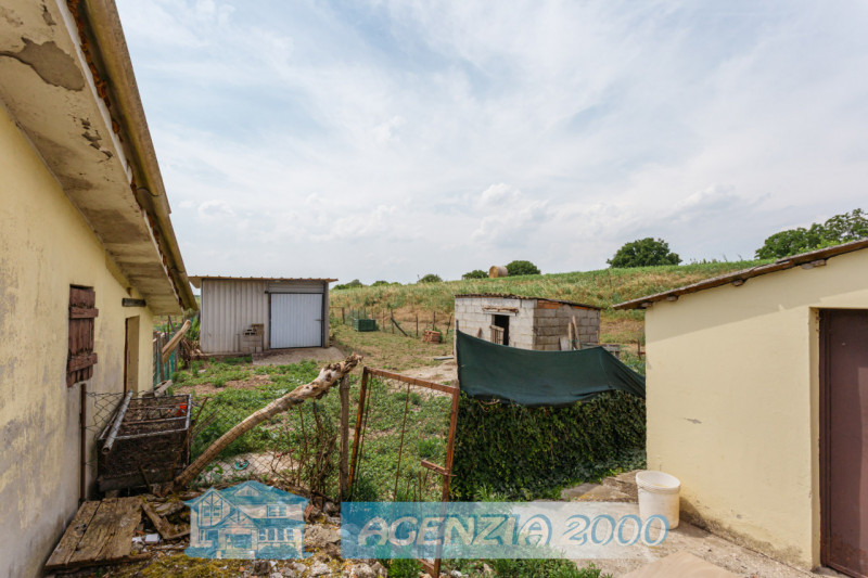 CERCHI UNA CASA DI CAMPAGNA CON AMPIO GIARDINO E MAGAZZINO ??? POCO DISTANTE DAL CENTRO DI ANGUIL...