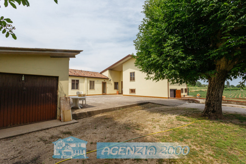 CERCHI UNA CASA DI CAMPAGNA CON AMPIO GIARDINO E MAGAZZINO ??? POCO DISTANTE DAL CENTRO DI ANGUIL...