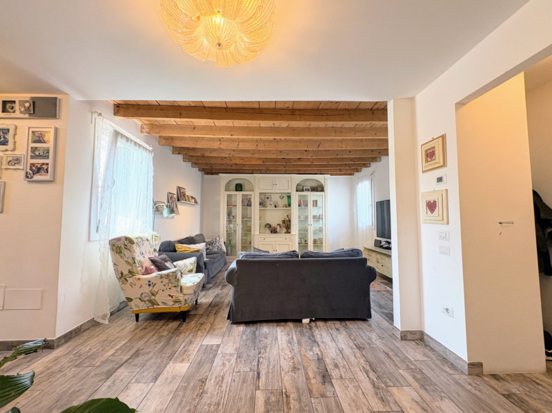 ZANE' porzione di villa con 300 mq. di giardino € 335.000,00

Trattativa Unica immobiliare, via P...