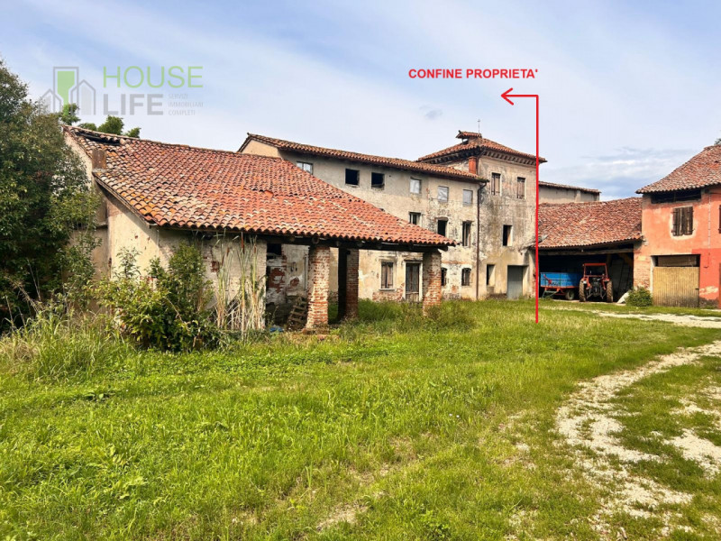 BREGANZE: SPLENDIDO CASALE di campagna circondato da vigneti da ristrutturare di c.a. 300 mq. Ott...