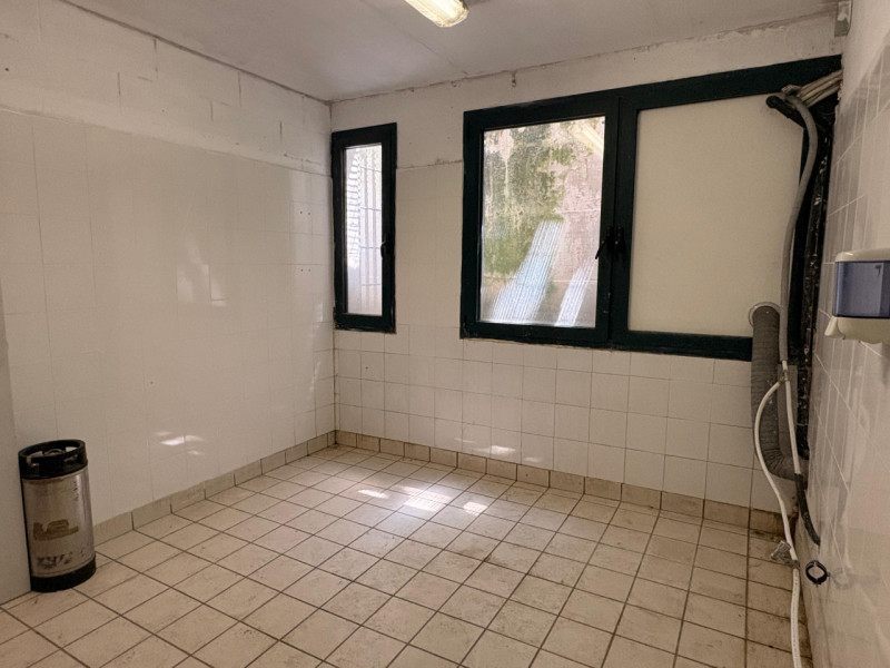 Proponiamo in affitto un ampio e luminoso negozio di circa 100 mq, situato nella centralissima zo...