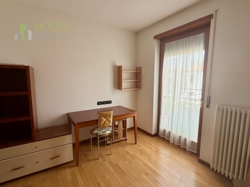 SCHIO-Santa Croce: in zona residenziale tranquilla TRILOCALE BISERVIZI al piano primo, inserito i...