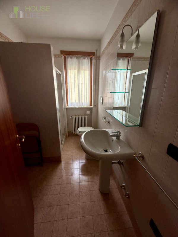 SCHIO-Santa Croce: in zona residenziale tranquilla TRILOCALE BISERVIZI al piano primo, inserito i...