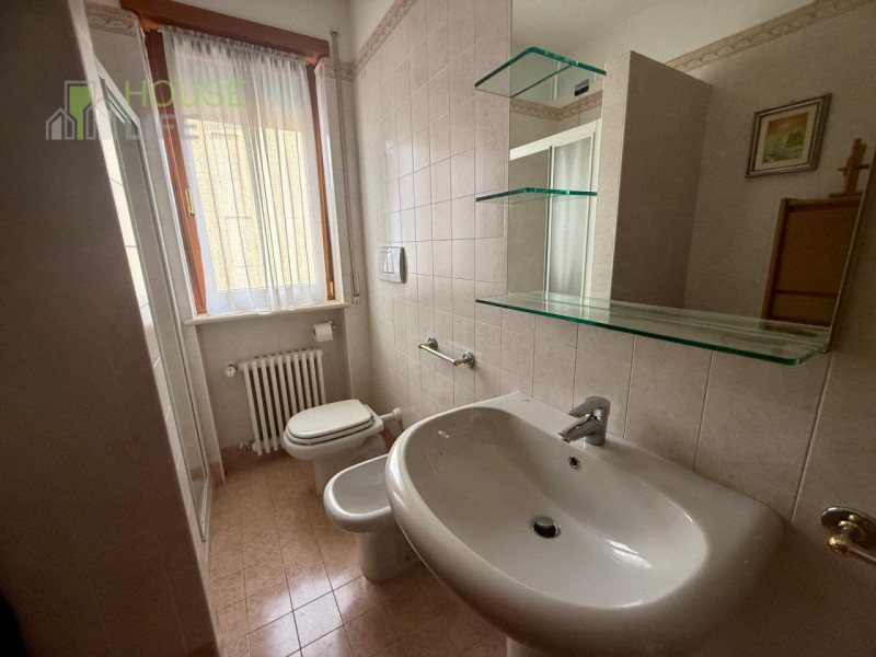 SCHIO-Santa Croce: in zona residenziale tranquilla TRILOCALE BISERVIZI al piano primo, inserito i...