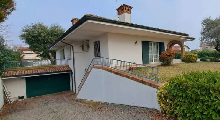 Rif. A.A.2758-24

Vendita all'asta - abitazione in villini su 2 piani in data 21 luglio 2026

Des...