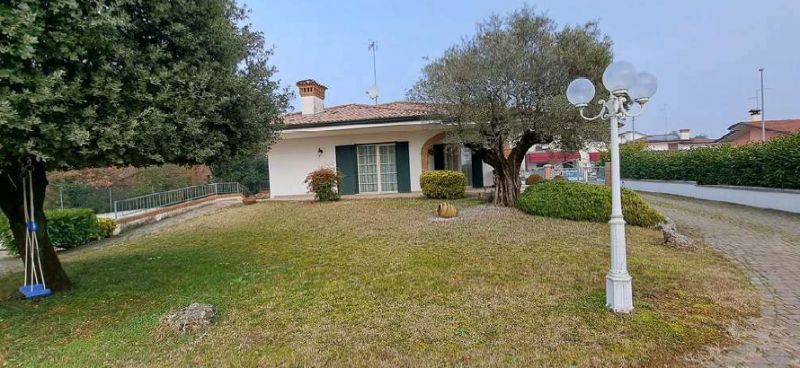 Rif. A.A.2758-24

Vendita all'asta - abitazione in villini su 2 piani in data 21 luglio 2026

Des...