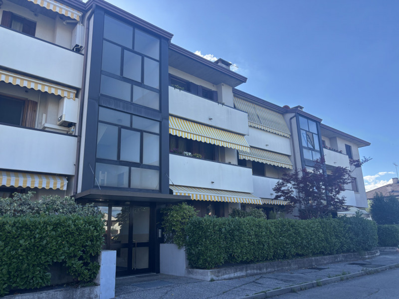 Proponiamo in vendita un luminoso appartamento situato al secondo piano di una palazzina ben tenu...