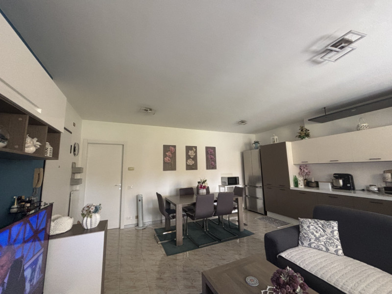 Proponiamo in vendita un luminoso appartamento situato al secondo piano di una palazzina ben tenu...