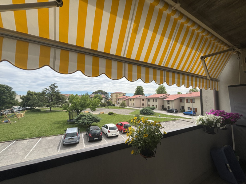 Proponiamo in vendita un luminoso appartamento situato al secondo piano di una palazzina ben tenu...