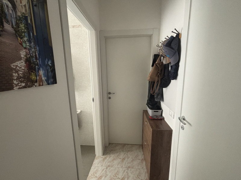 Proponiamo in vendita un luminoso appartamento situato al secondo piano di una palazzina ben tenu...