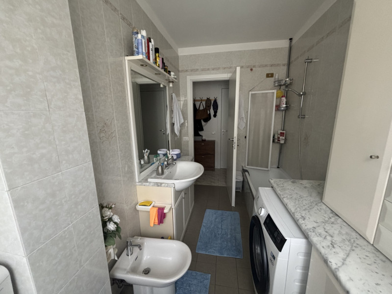 Proponiamo in vendita un luminoso appartamento situato al secondo piano di una palazzina ben tenu...