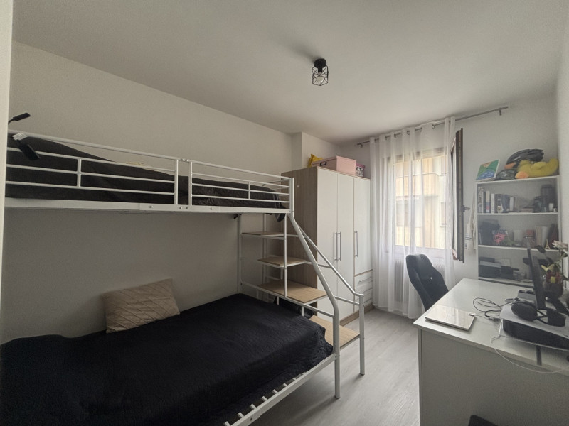 Proponiamo in vendita un luminoso appartamento situato al secondo piano di una palazzina ben tenu...
