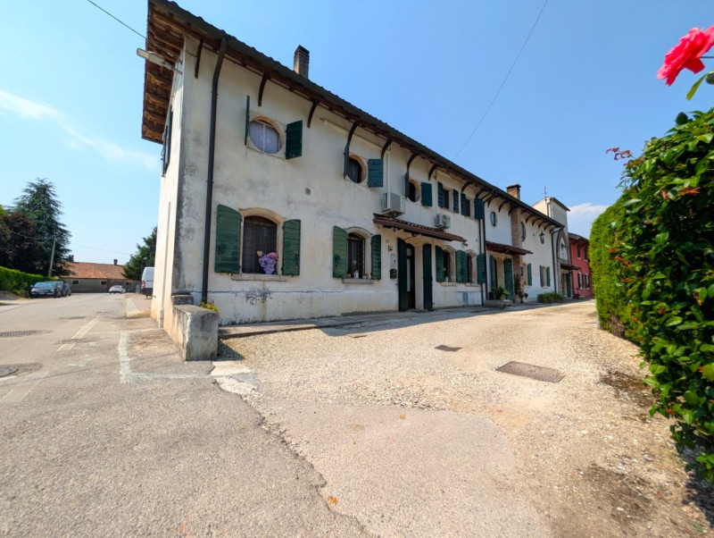 Proponiamo in vendita una porzione di testa di un'antica barchessa risalente all'800, originariam...