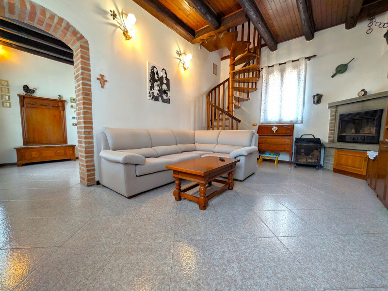 Proponiamo in vendita una porzione di testa di un'antica barchessa risalente all'800, originariam...