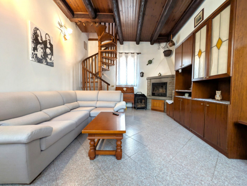 Proponiamo in vendita una porzione di testa di un'antica barchessa risalente all'800, originariam...