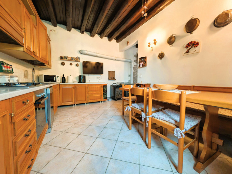 Proponiamo in vendita una porzione di testa di un'antica barchessa risalente all'800, originariam...