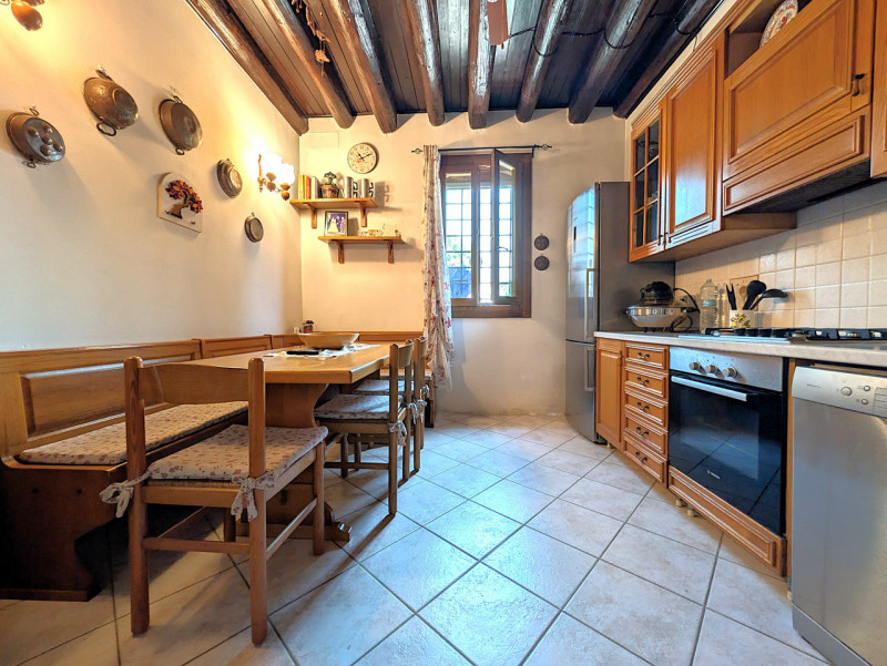 Proponiamo in vendita una porzione di testa di un'antica barchessa risalente all'800, originariam...