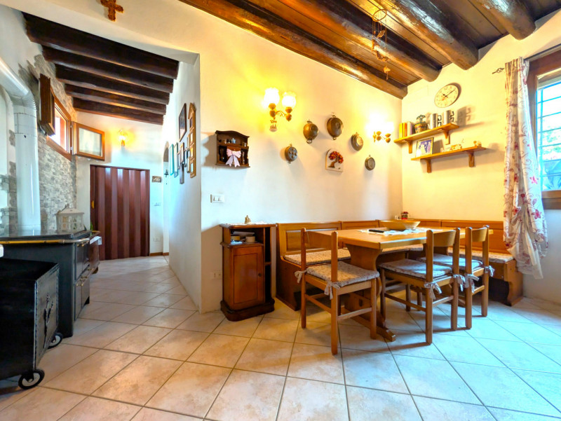 Proponiamo in vendita una porzione di testa di un'antica barchessa risalente all'800, originariam...