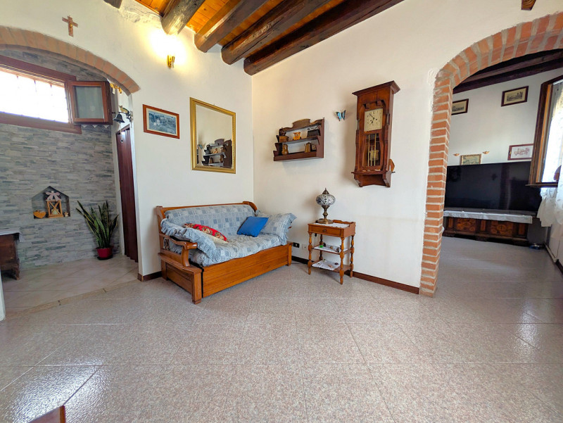 Proponiamo in vendita una porzione di testa di un'antica barchessa risalente all'800, originariam...