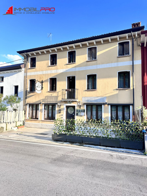 In posizione centrale nel comune di Caltrano, proponiamo in vendita un ampio immobile a schiera d...