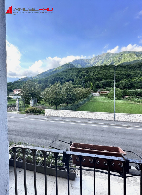 In posizione centrale nel comune di Caltrano, proponiamo in vendita un ampio immobile a schiera d...