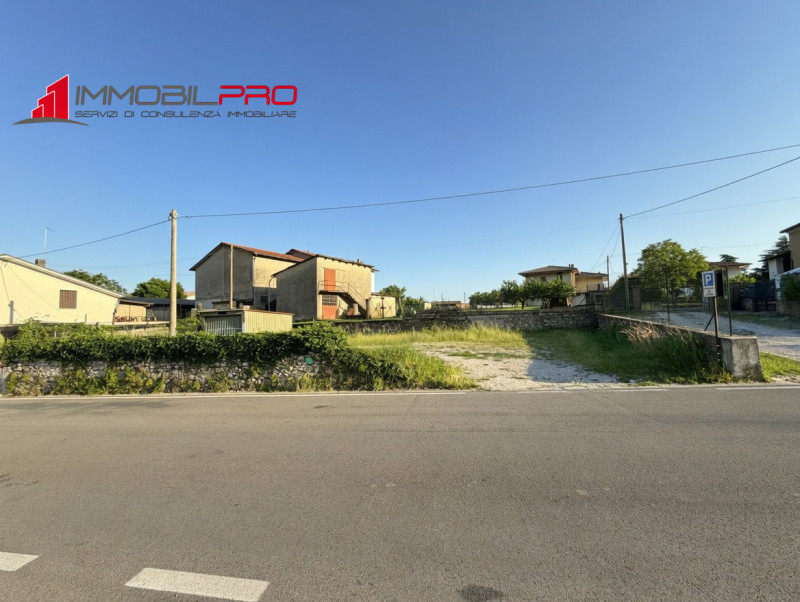 In posizione centrale nel comune di Caltrano, proponiamo in vendita un ampio immobile a schiera d...