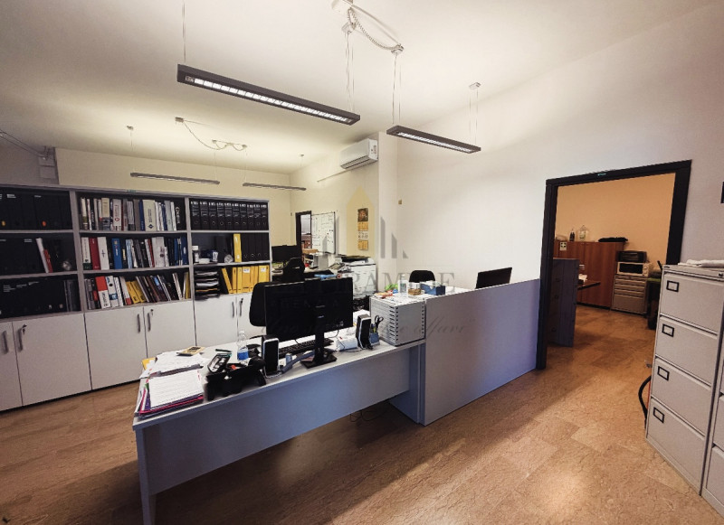 CENTRO MESTRE VICINANZA STAZIONE 
UFFICIO DI GRANDI DIMENSIONI VETRINATO A MESTRE

Proponiamo in ...