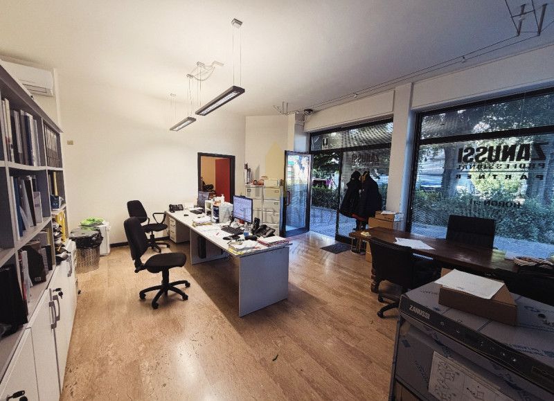 CENTRO MESTRE VICINANZA STAZIONE 
UFFICIO DI GRANDI DIMENSIONI VETRINATO A MESTRE

Proponiamo in ...