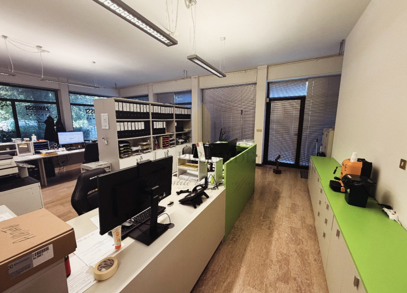 CENTRO MESTRE VICINANZA STAZIONE 
UFFICIO DI GRANDI DIMENSIONI VETRINATO A MESTRE

Proponiamo in ...