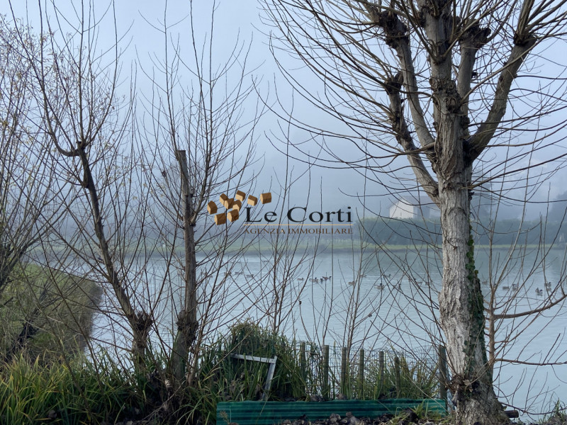 Nel comune di Sarego proponiamo in vendita la proprietà composta da un immobile ad uso trattoria ...
