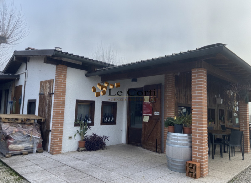 Nel comune di Sarego proponiamo in vendita la proprietà composta da un immobile ad uso trattoria ...