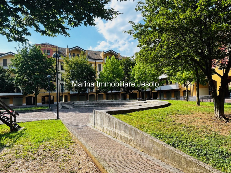 Scopri questo grazioso appartamento bilocale situato nel cuore della tranquilla zona Debba, un'ar...