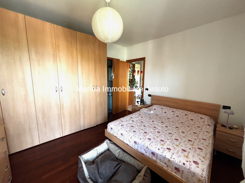 Scopri questo grazioso appartamento bilocale situato nel cuore della tranquilla zona Debba, un'ar...