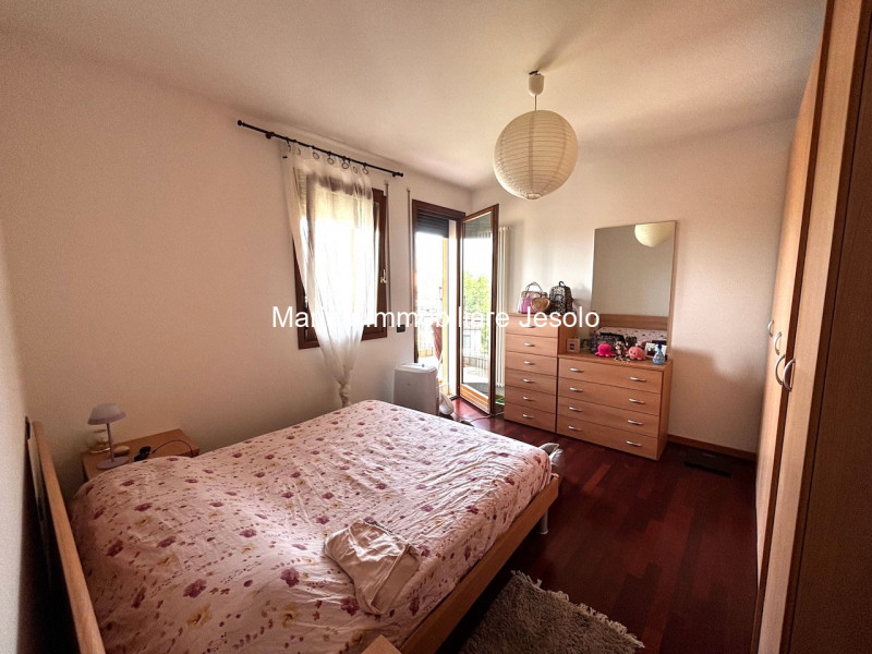 Scopri questo grazioso appartamento bilocale situato nel cuore della tranquilla zona Debba, un'ar...