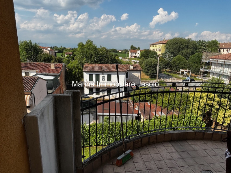Scopri questo grazioso appartamento bilocale situato nel cuore della tranquilla zona Debba, un'ar...