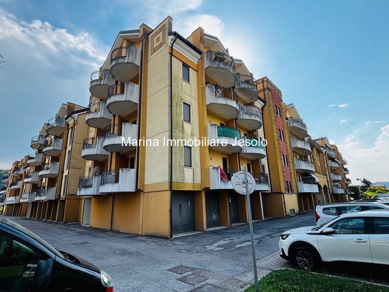 Scopri questo grazioso appartamento bilocale situato nel cuore della tranquilla zona Debba, un'ar...