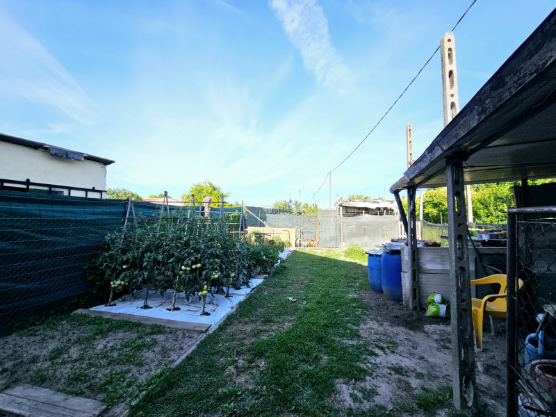 Proponiamo in vendita porzione centrale di casa a schiera, situata a Montagnana, a pochi minuti d...