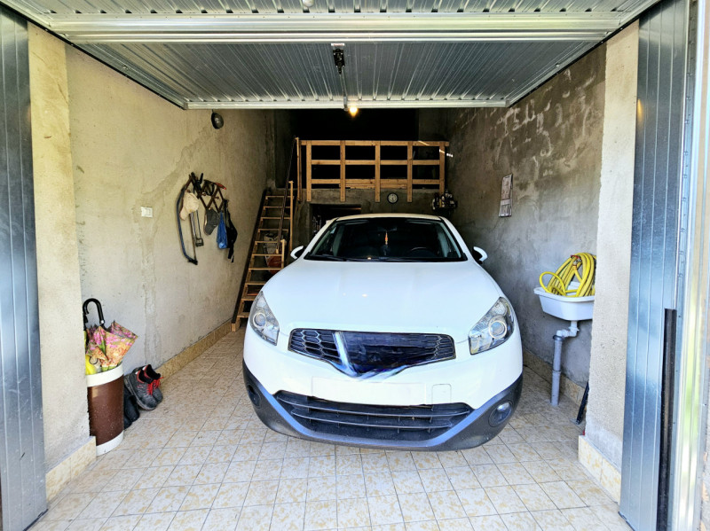 Proponiamo in vendita porzione centrale di casa a schiera, situata a Montagnana, a pochi minuti d...