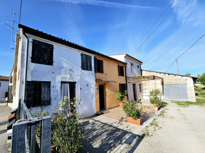 Proponiamo in vendita porzione centrale di casa a schiera, situata a Montagnana, a pochi minuti d...
