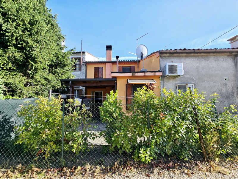 Proponiamo in vendita porzione centrale di casa a schiera, situata a Montagnana, a pochi minuti d...