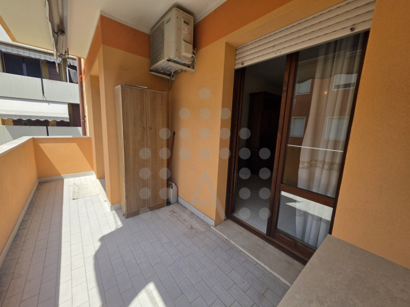 Ci sono appartamenti che, già al primo ingresso, trasmettono una sensazione precisa: quella di av...