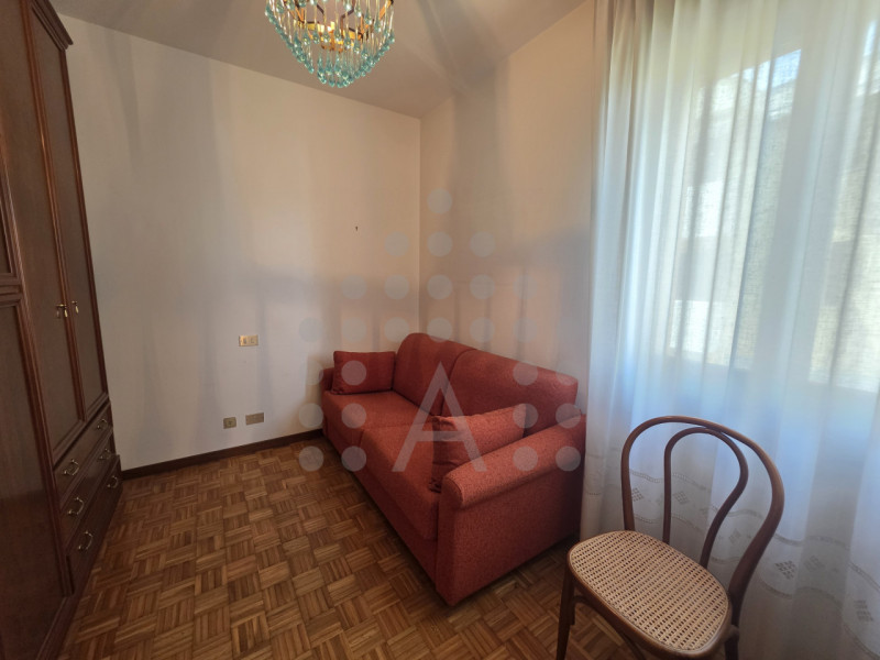 Ci sono appartamenti che, già al primo ingresso, trasmettono una sensazione precisa: quella di av...