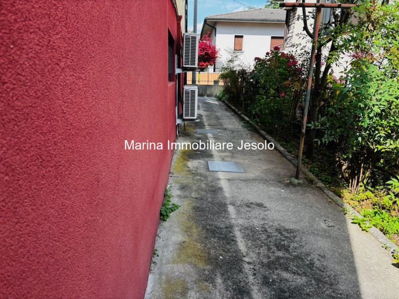 Se stai cercando un appartamento spazioso e luminoso alle porte della città, non perdere questa o...
