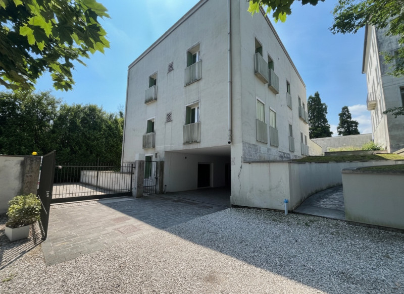 UBICAZIONE E CONTESTO
Ad Arcugnano, in una delle località più esclusive e suggestive dei Colli Be...