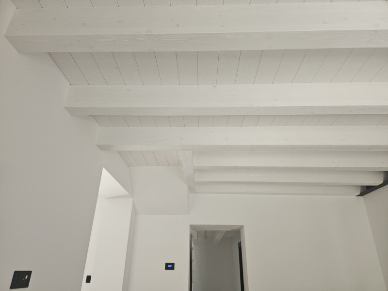 Scoprite questa esclusiva porzione centrale di rustico, situata all'interno di un affascinante bo...
