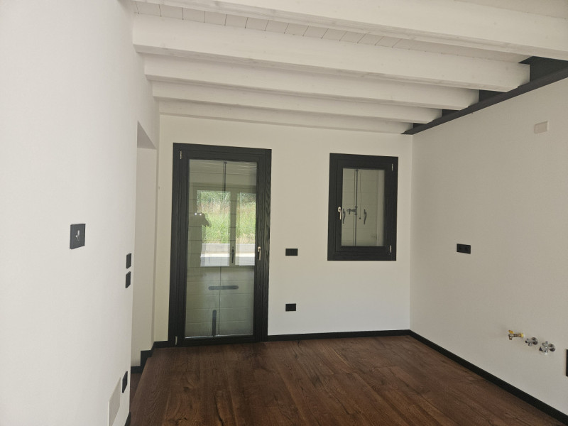 Scoprite questa esclusiva porzione centrale di rustico, situata all'interno di un affascinante bo...