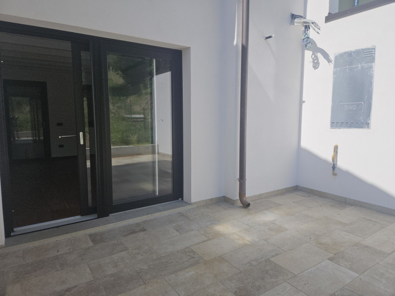 Scoprite questa esclusiva porzione centrale di rustico, situata all'interno di un affascinante bo...