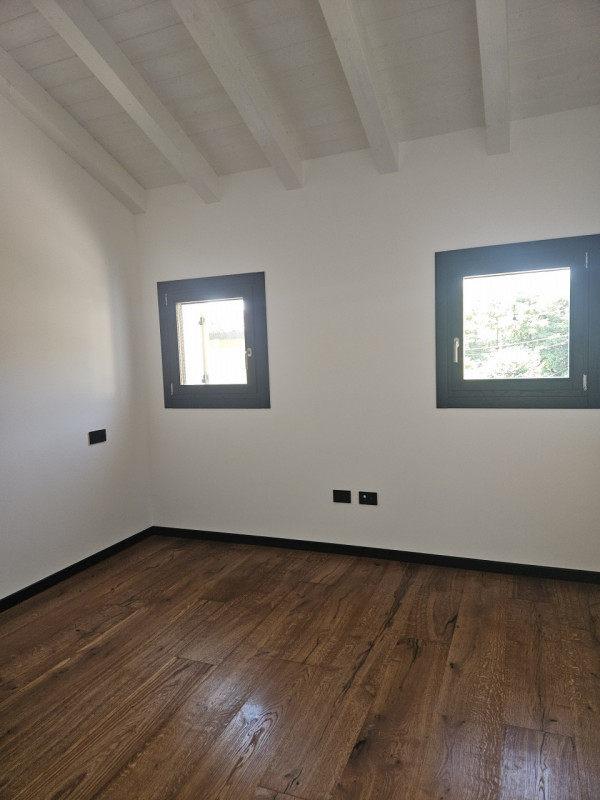 Scoprite questa esclusiva porzione centrale di rustico, situata all'interno di un affascinante bo...