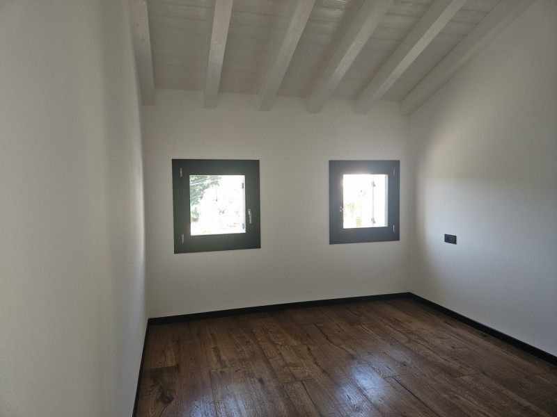 Scoprite questa esclusiva porzione centrale di rustico, situata all'interno di un affascinante bo...