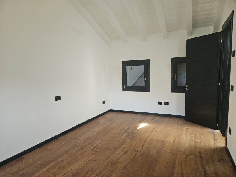 Scoprite questa esclusiva porzione centrale di rustico, situata all'interno di un affascinante bo...